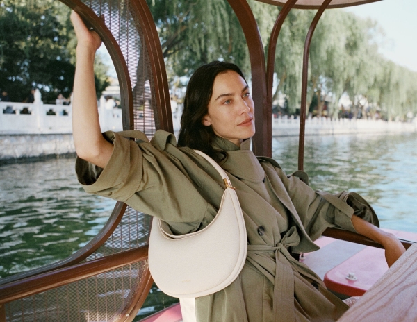 Songmont đã hợp tác với biểu tượng thời trang Alexa Chung nhằm mở rộng sức hấp dẫn trên thị trường quốc tế.