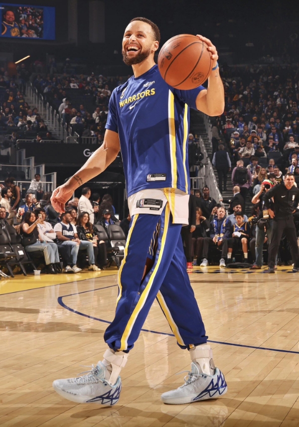 Màn “nhá hàng” về khả năng hợp tác với ngôi sao bóng rổ NBA Stephen Curry của Anta.
