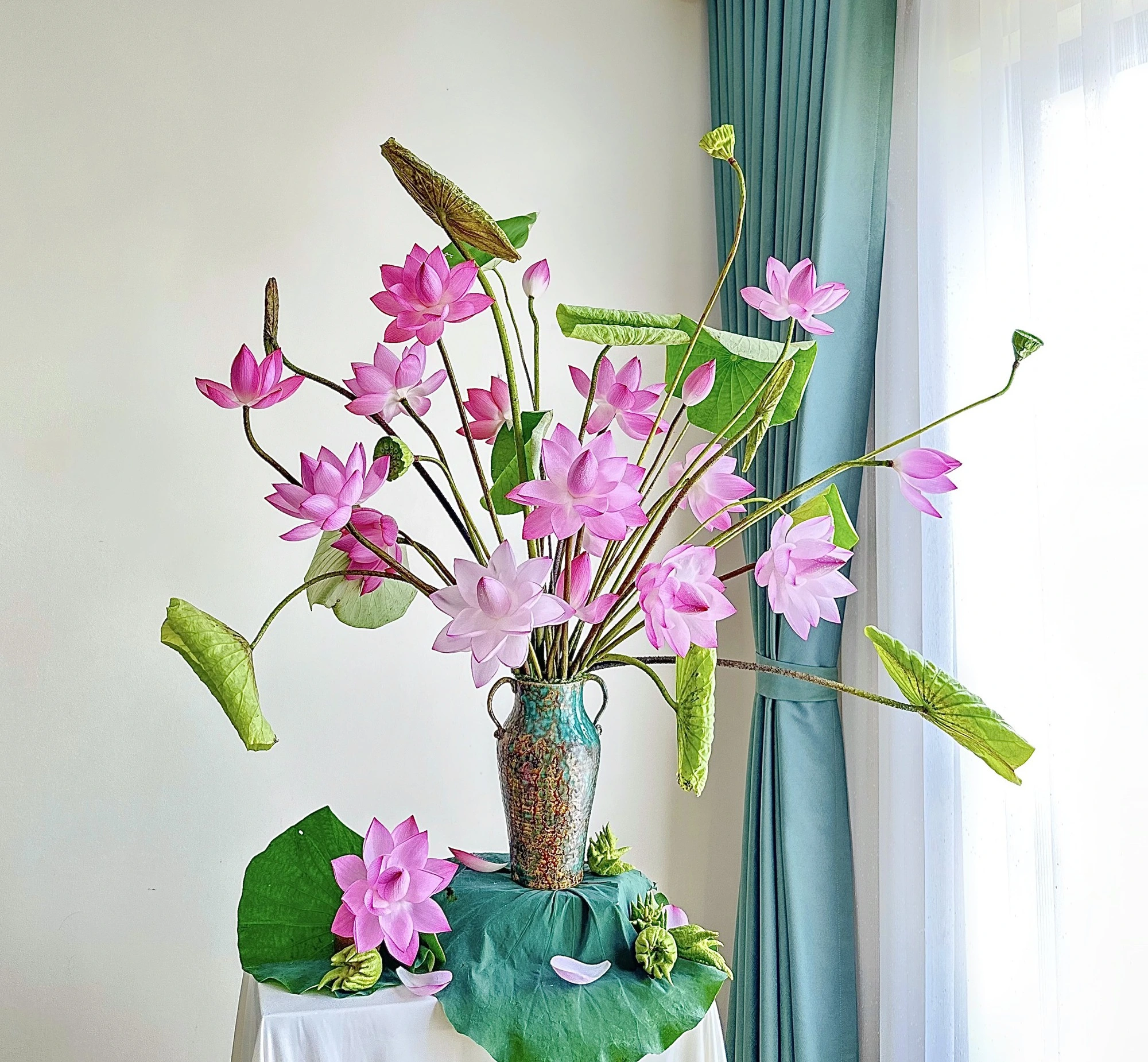 Mẹo cắm hoa sen chuẩn đẹp: Nở đều, cánh bền, không nhanh tàn